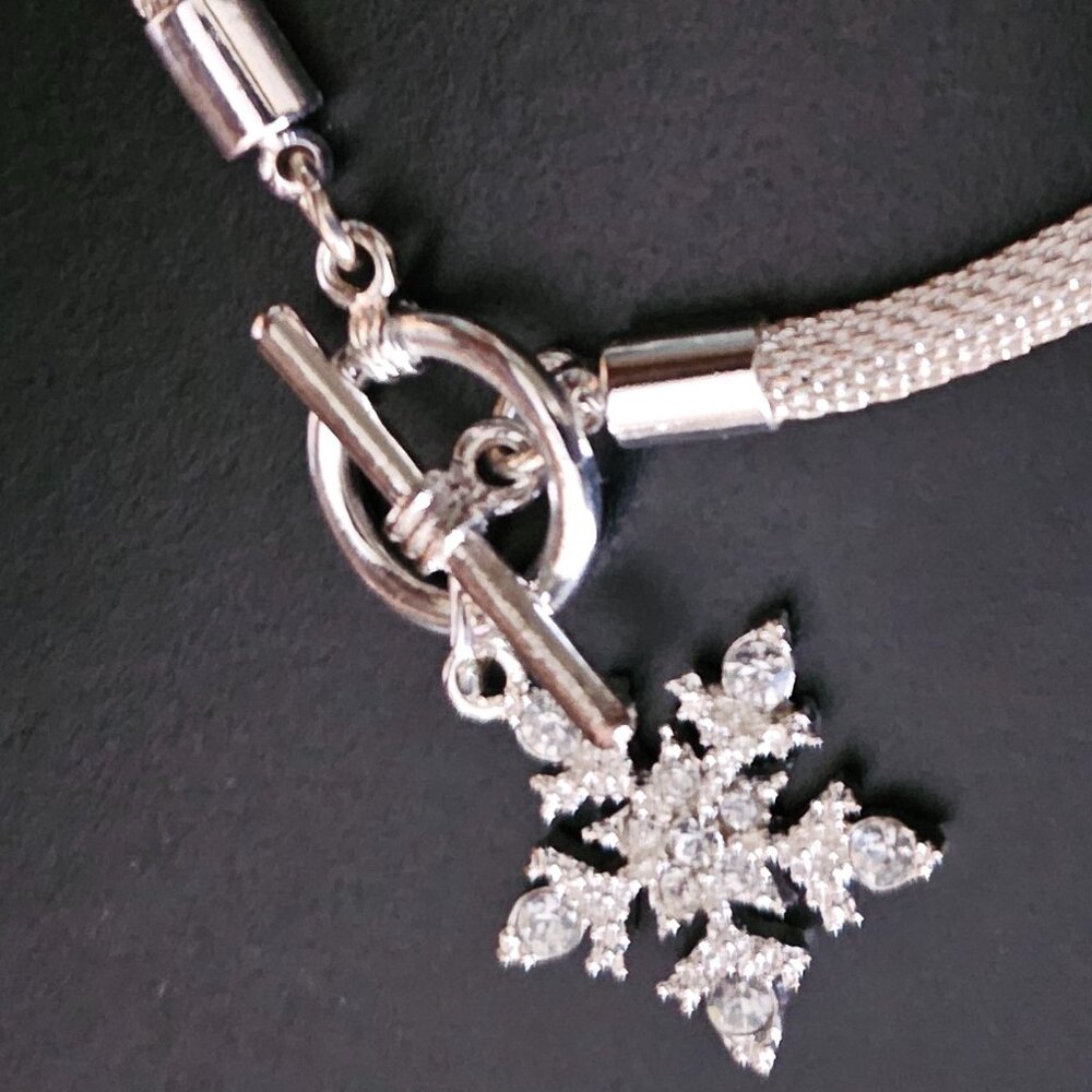 NEW SILVER TONED TOGGLE CLASP BRACELET WITH  GLITTERING SNOWFLAKE ACCENT CHARM - Picture 7 of 8